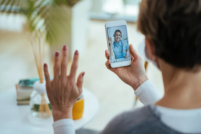 Médico en consulta virtual con paciente